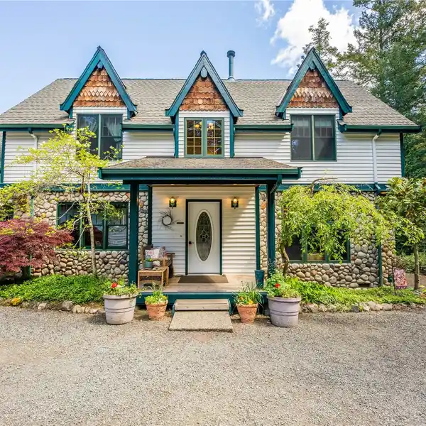 STORYBOOK COTTAGE IN THE HEART OF SAN JUAN ISLAND