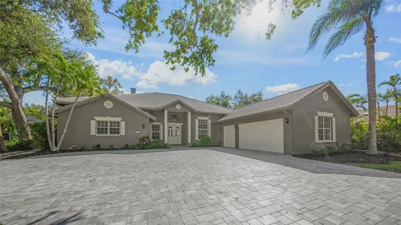 Large Custom-built Home in the Landings