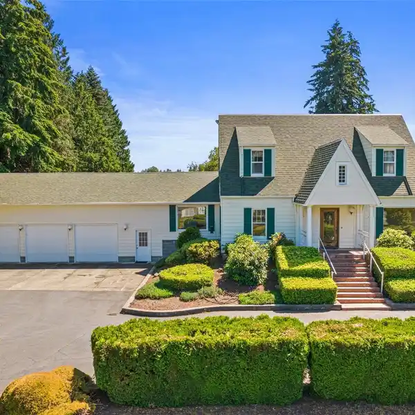 STATELY HOME WITH MANY OPPORTUNITIES