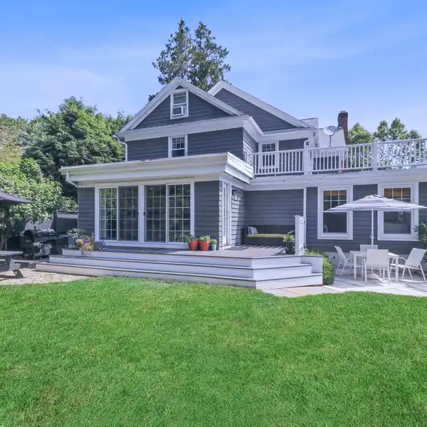 MODERN LIVING WITH WRAP-AROUND DECK