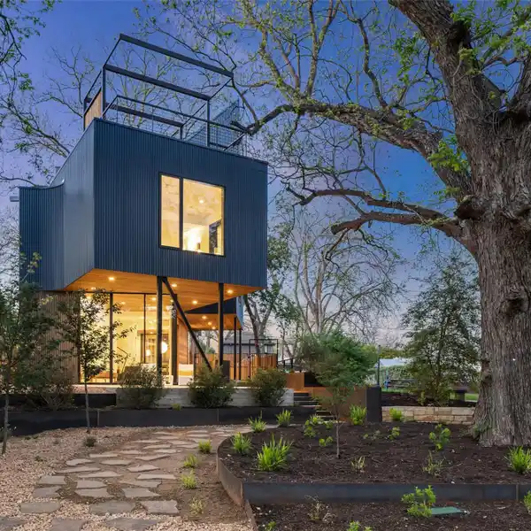 SOPHISTICATED NEW CONSTRUCTION