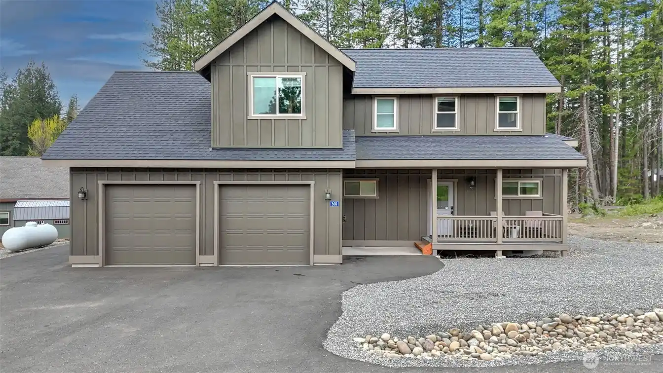 Fully Furnished Mountain Retreat with Spa and Patio