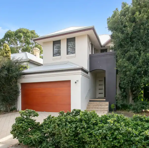 DESIGNER COASTAL LIVING STEPS FROM COTTESLOE BEACH