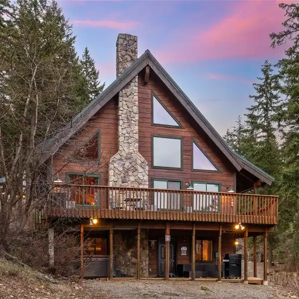 PICTURESQUE CUSTOM LODGE ABOVE LAKE CLE ELUM