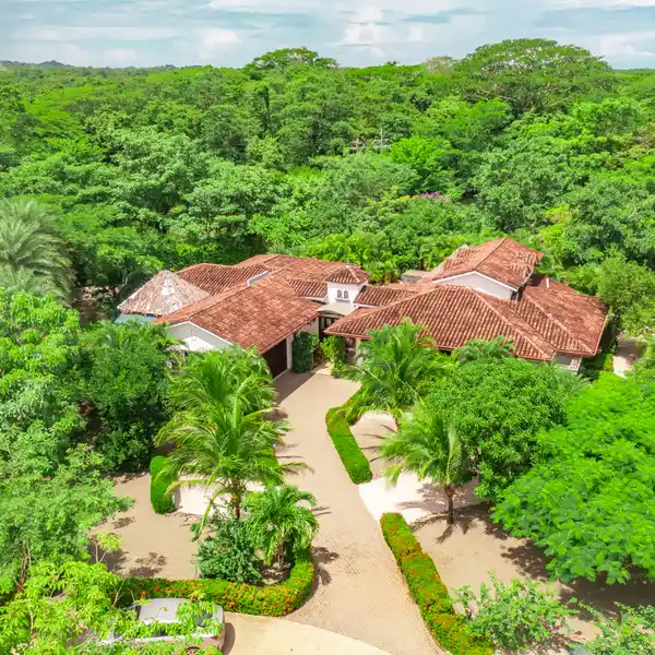PURA VIDA HOUSE: SIX BEDROOM HOME IN A GATED COMMUNITY
