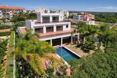 Refined Algarve Villa with Panoramic Sea Horizons