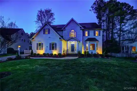 Meticulously Maintained Transitional Home