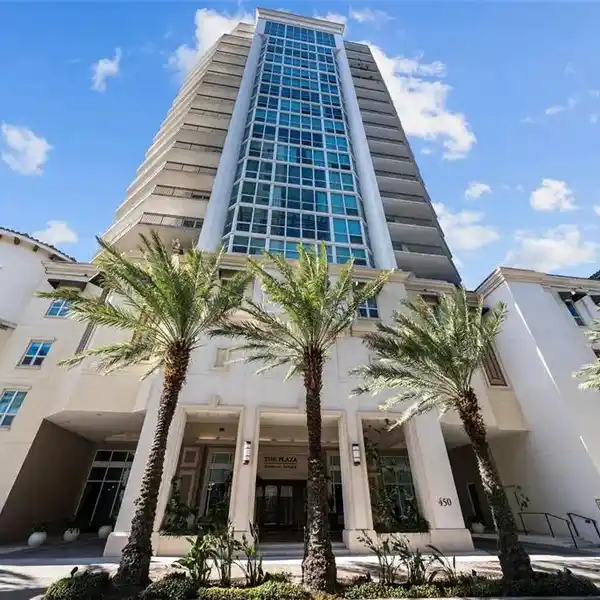 EXCLUSIVE RENOVATED CONDO AT PLAZA ON HARBOUR ISLAND
