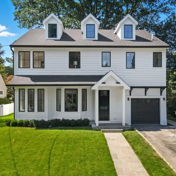 ELEGANT MODERN LIVING IN PRIME LOCATION