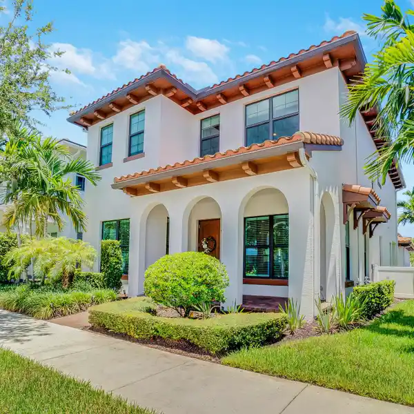 PRISTINE HOME IN A FABULOUS ALTON LOCATION