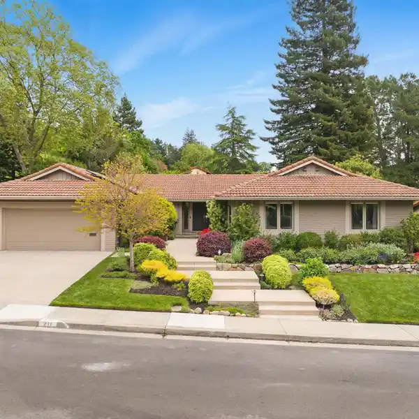 UPDATED SINGLE-STORY HOME IN CAMPOLINDO