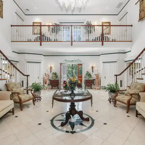 GEORGIAN COLONIAL ESTATE ON 39 PRIVATE ACRES