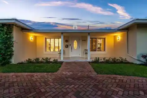 Stylish Garden Residence in Venetian Isles