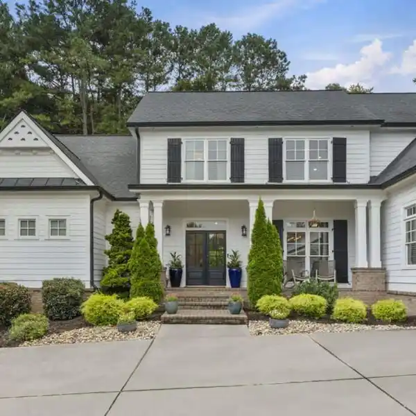 LUXURY MILTON ESTATE WITH STUNNING POOL