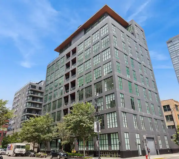 WEST LOOP MINIMALISM MEETS SMART-HOME LIVING