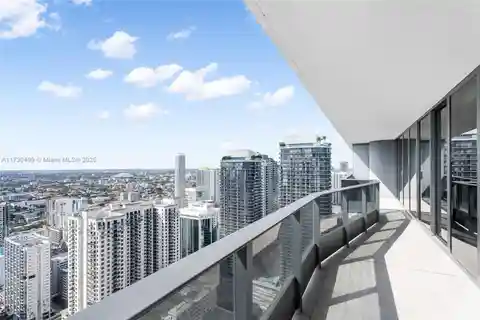 Beautiful Unit with Amazing Skyline Views