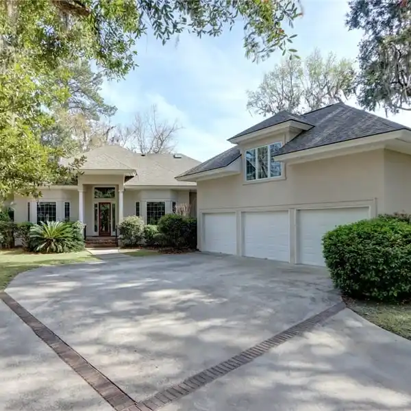 SPRAWLING GOLF COURSE HOME
