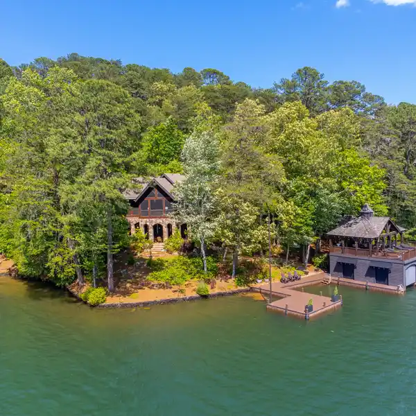 SPECTACULAR LAKESIDE ESTATE
