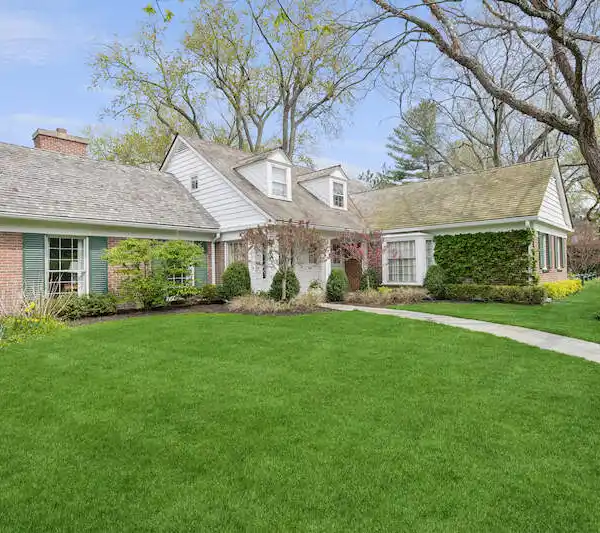 EXPANSIVE HOME IN AN IDYLLIC SETTING