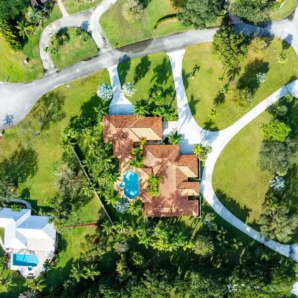 GRAND ESTATE LIVING WITH TIMELESS ELEGANCE