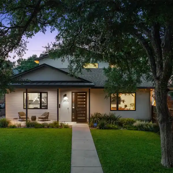 MODERN AND SOPHISTICATED HOME IN AUSTIN