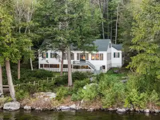 Stunning Lakeside Paradise Cottage