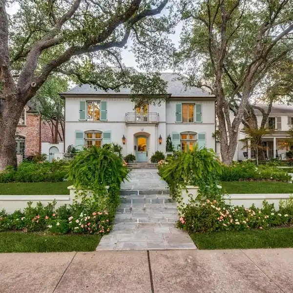 EXCEPTIONAL TRADITIONAL HOME IN UNIVERSITY PARK
