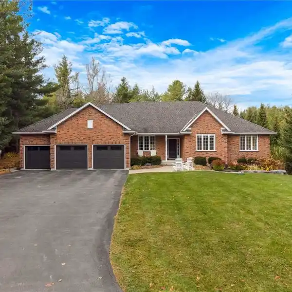 CUSTOM-BUILT ELEGANCE AMIDST PRIVATE NATURAL SURROUNDS