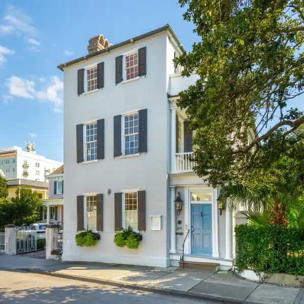 COLONIAL CHARM WITH SPACIOUS GARDEN AND ELEVATOR