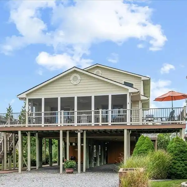 COASTAL RETREAT THREE BLOCKS FROM THE OCEAN