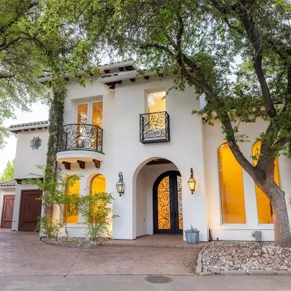 COMFORT AND CONVENIENCE IN THE DOWNS OF HILLCREST