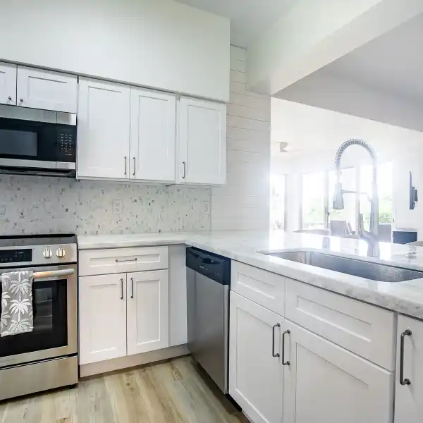 OUTSTANDING OCEAN AND SUNSET VIEWS IN RENOVATED UNIT
