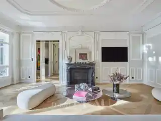 Meticulously Renovated South-West-Facing Apartment