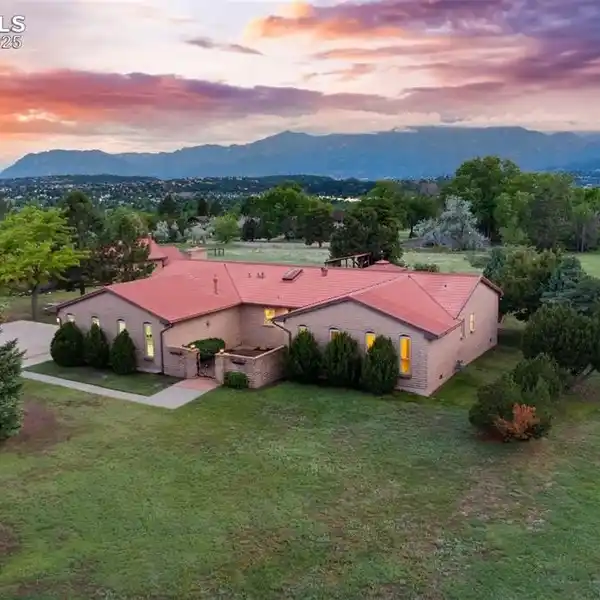 RARE GEM WITH MOUNTAIN VIEWS AND GUEST HOUSE
