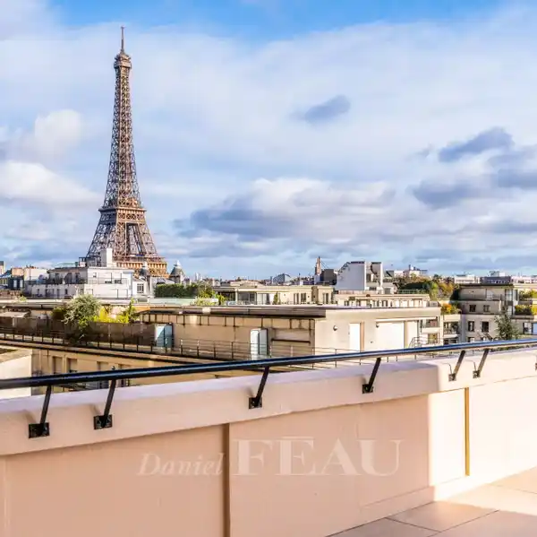 METICULOUSLY RENOVATED LUXURY PIED-A-TERRE