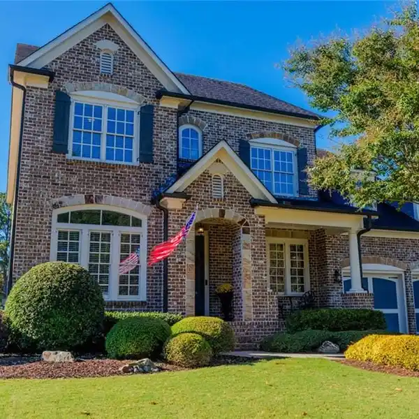 METICULOUSLY MAINTAINED TIMELESS DESIGN HOME