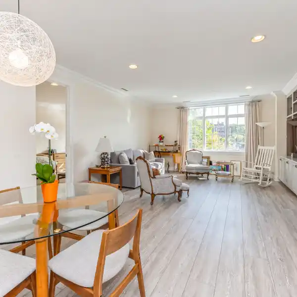 BEAUTIFULLY REFRESHED CONDO IN CHRISTIE PLACE