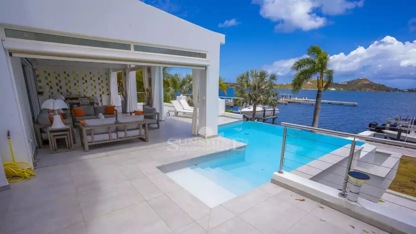 Elegant Lagoon-front Retreat