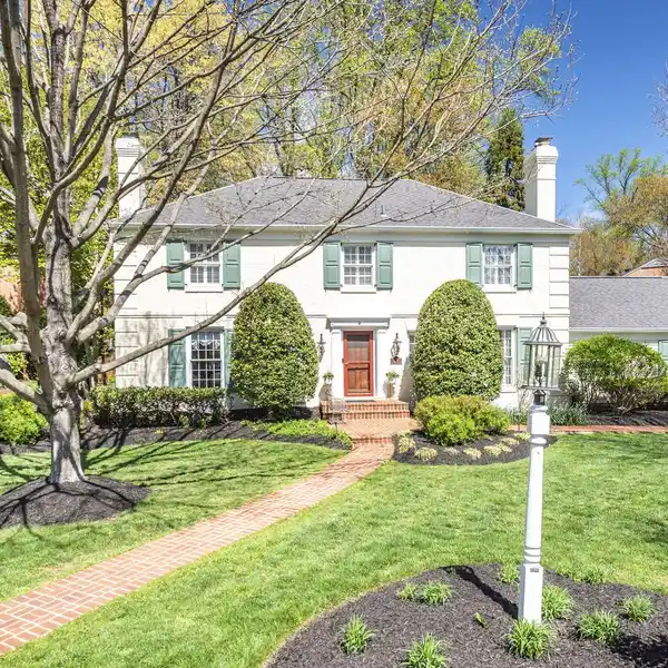 GEORGIAN COLONIAL IN SOUGHT-AFTER WINDSOR HILL