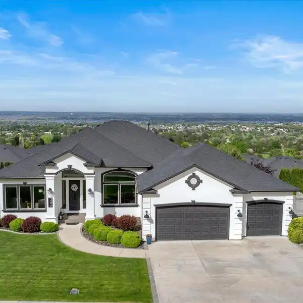 SPACE AND STYLE WITH PANORAMIC VIEWS