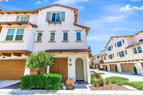 Exquisite End-Unit Townhouse-Style Condo in Gale Ranch