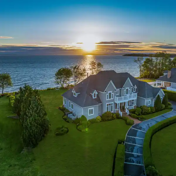 NANTUCKET-INSPIRED WATERFRONT ESTATE