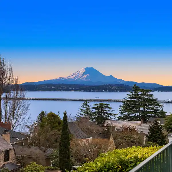 ICONIC LAURELHURST RESIDENCE