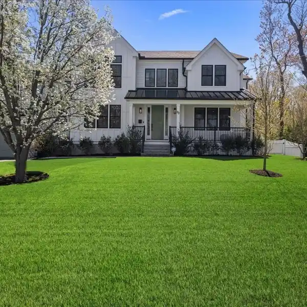 IMMACULATE COLONIAL NEAR NEEDHAM CENTER