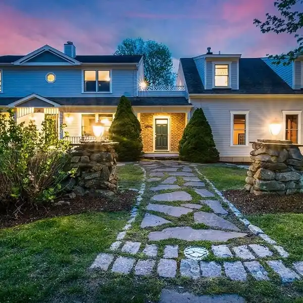 UNIQUE LARGE HOME IN BRIGGS FARM