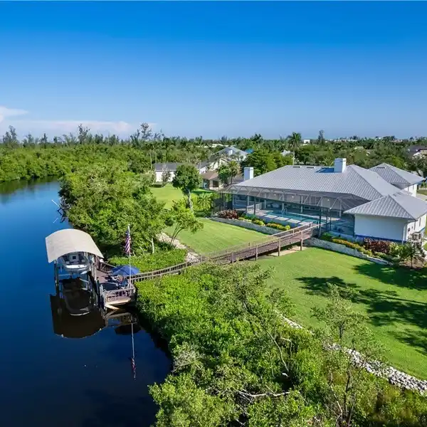 SEAMLESS INDOOR-OUTDOOR FLORIDA WATERFRONT LIVING