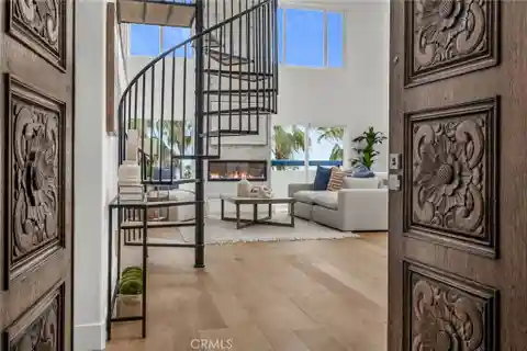 Rare Penthouse Retreat Above the Pacific