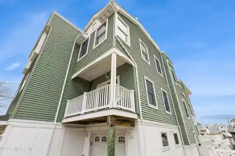 Fully Furnished Townhouse Between the Bay and the Beach
