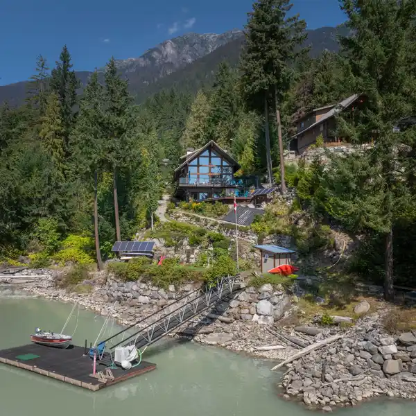 OFF-GRID SOLAR RETREAT ON LILLOOET LAKE