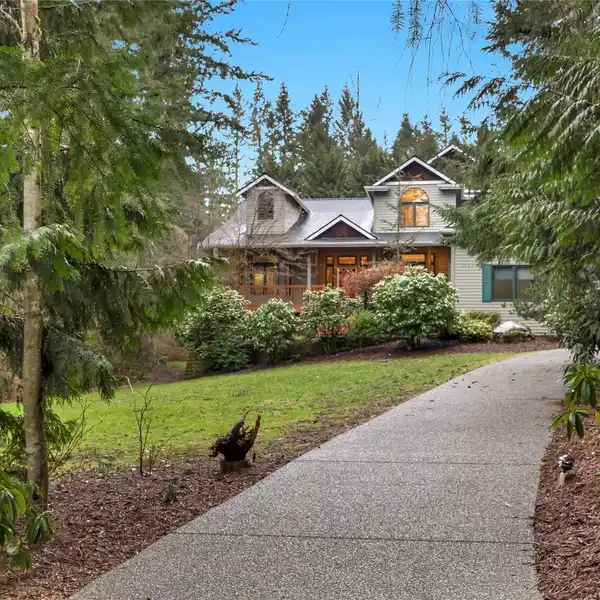 CASUAL GRANDEUR IN A WOODED SETTING